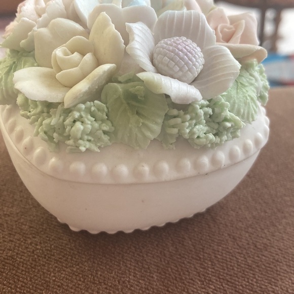 Bisque numbered floral box. Bisque flowers styled like Capodimonte. - Picture 4 of 10